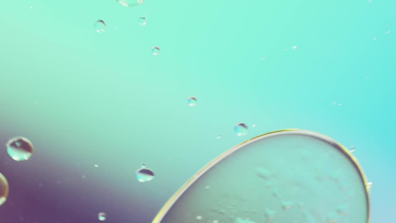 복사 공간과 함께 파란색 배경에 움직이는 거품의 애니메이션
