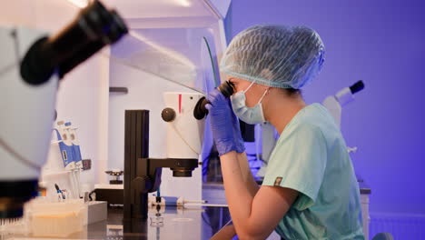 científico examinando una muestra bajo microscopio en un laboratorio
