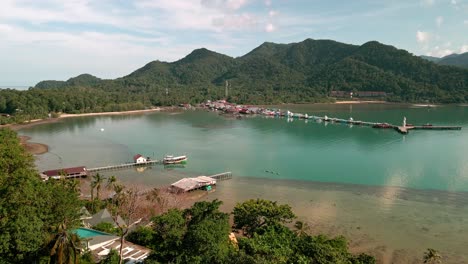 Vista-Aérea-Alta-Del-Pueblo-Pesquero-De-Bang-Bao-En-La-Isla-De-Koh-Chang