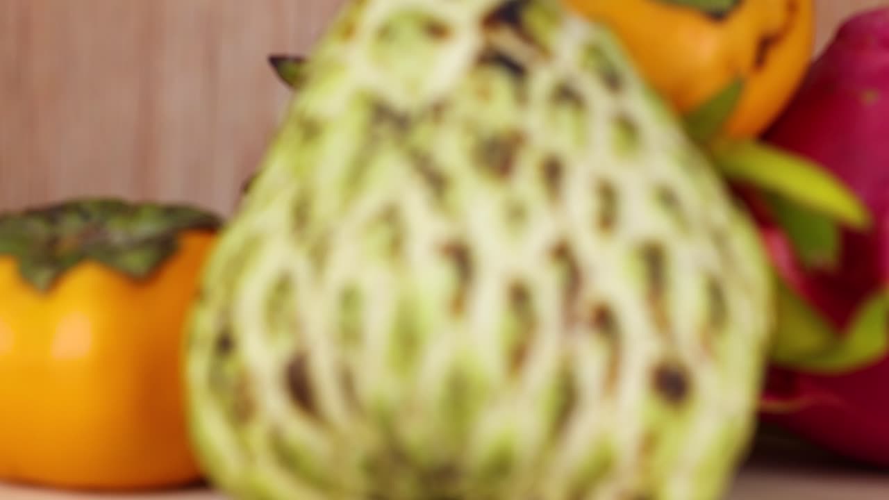 frutas vibrantes expuestas en un arreglo borroso