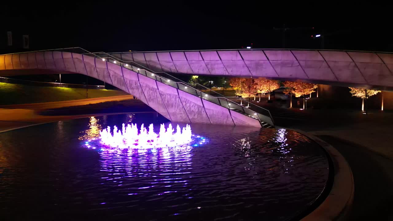 카토비체 시의 조명된 거리와 함께 야간 도시 풍경의 공중 전망