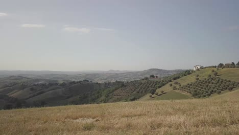 Drohne-4k-Hebt-Nach-Der-Ernte-Von-Heuballen-Ab