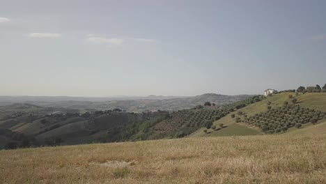 drone 4k despega de pacas de heno después de la cosecha
