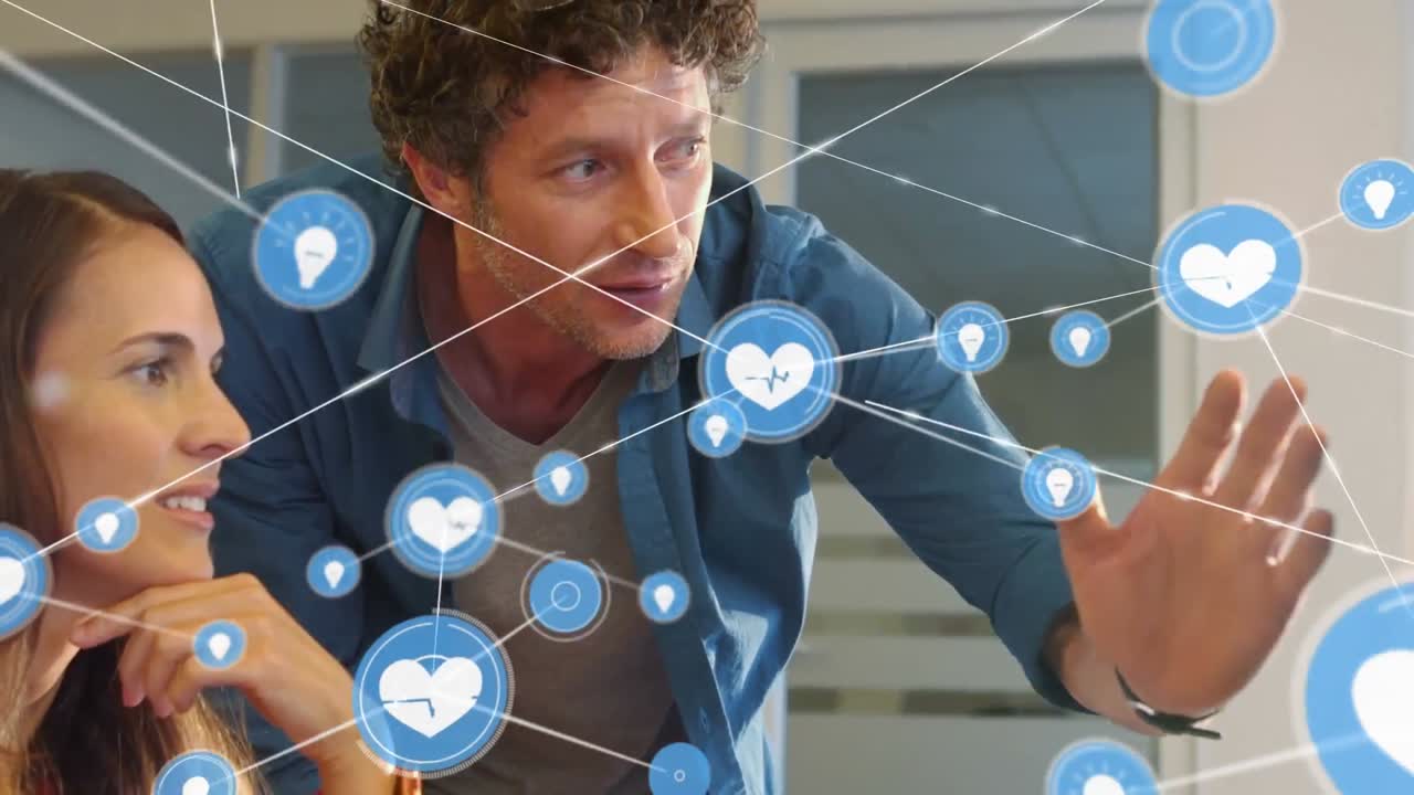 animación de una red de iconos digitales sobre hombres y mujeres diversos discutiendo en la oficina