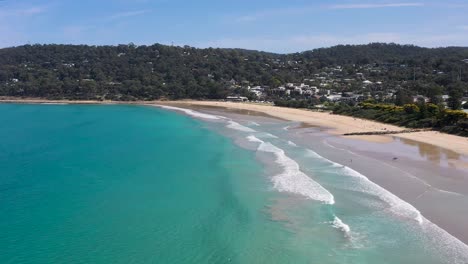 Antena-De-La-Ciudad-Y-La-Playa-De-Lorne-Con-Olas-Y-Surf,-Victoria,-Australia