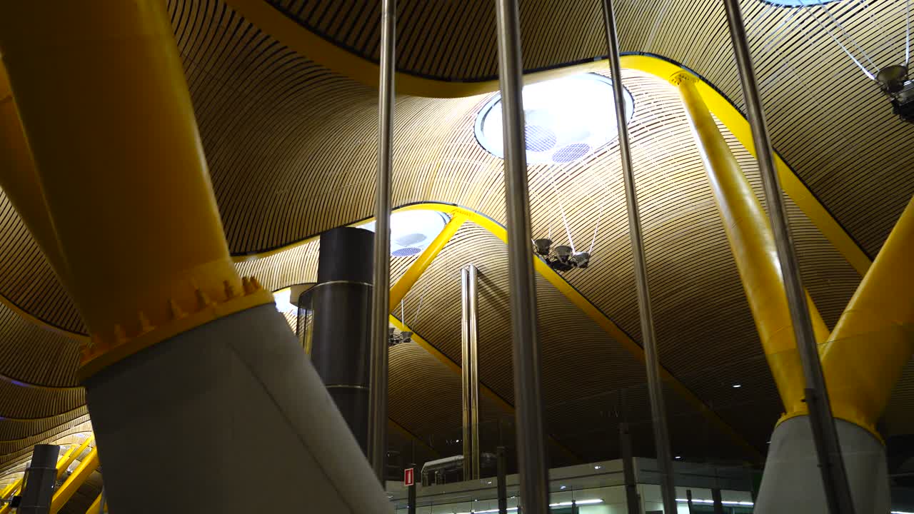 Il terminal 4S all'aeroporto di Barajas. È l'aeroporto principale di Madrid. Riprese in movimento