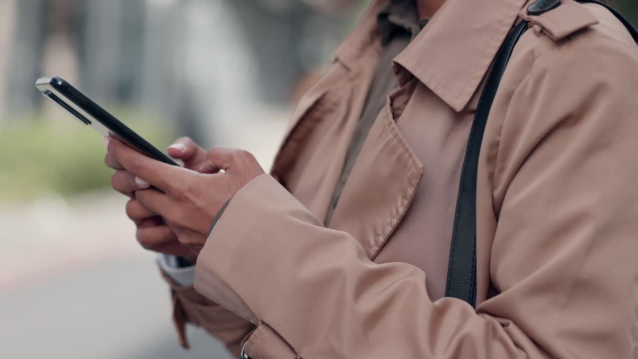 Telefon, hænder og nærbillede af tastning udendørs