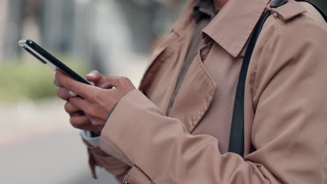 Telefon,-Hände-Und-Nahaufnahme-Des-Tippens-Im-Freien