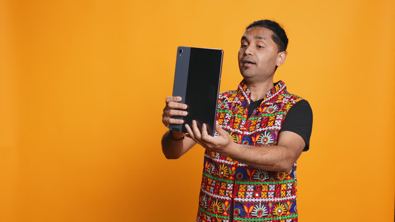 온라인 비디오 통화를 통해 친구에게 인사를 하는 반이는 남자, 스튜디오 배경