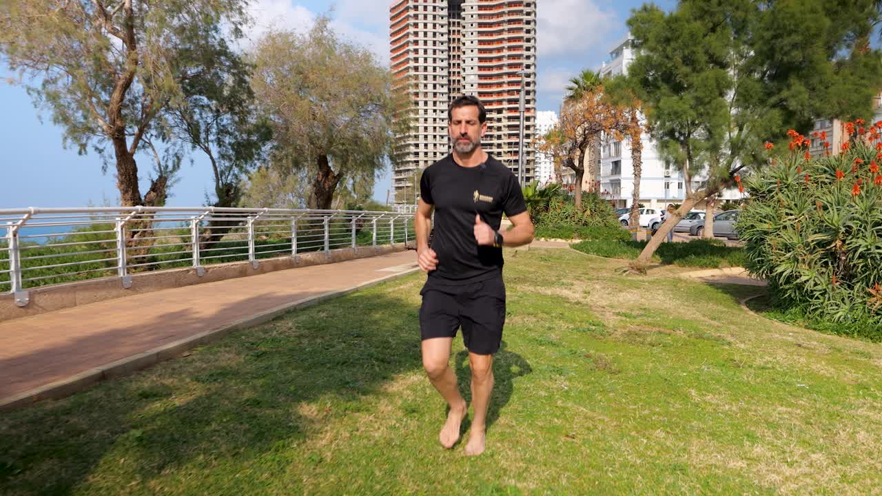 hermoso clima de verano en la ciudad y un corredor está fuera cerca de la costa