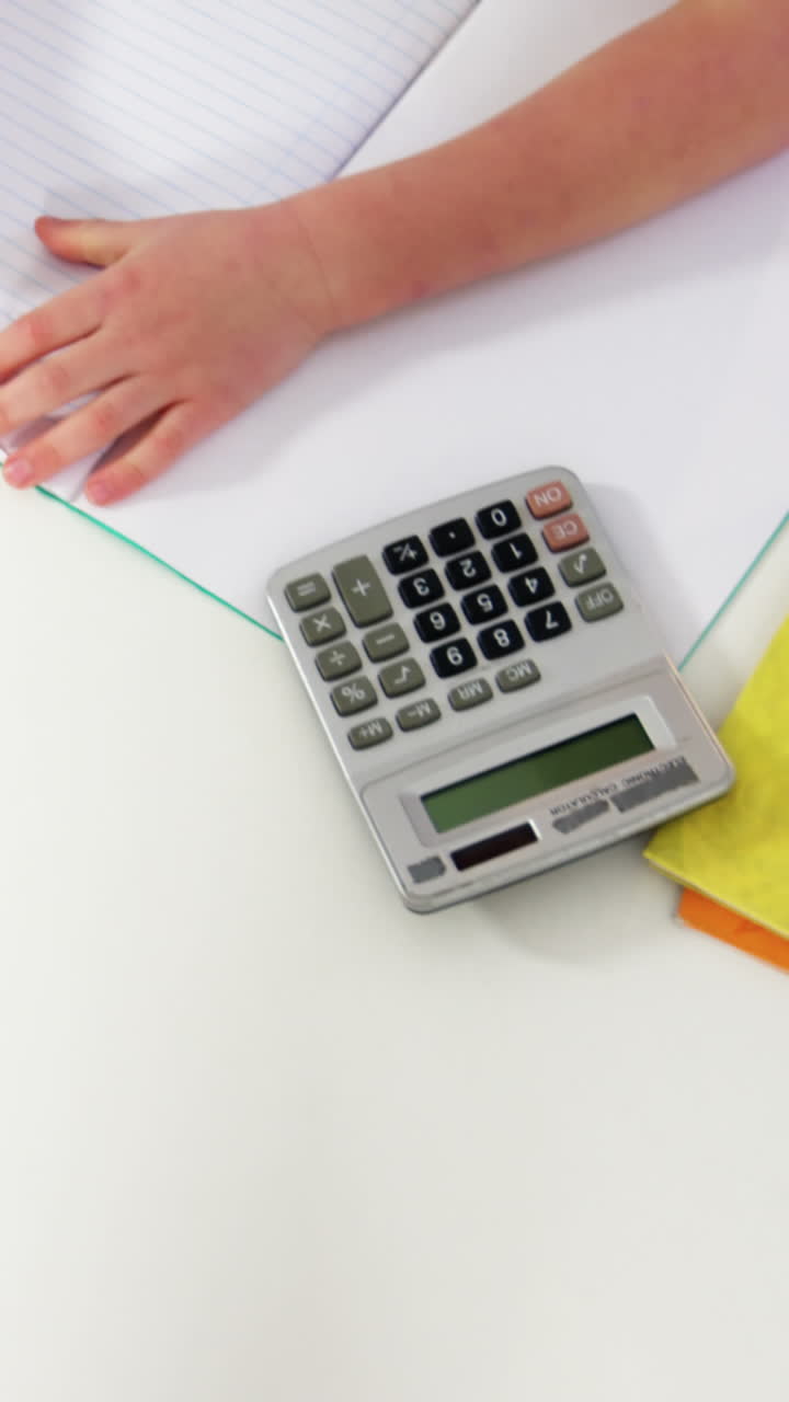 padre ayudando a su hijo con la tarea