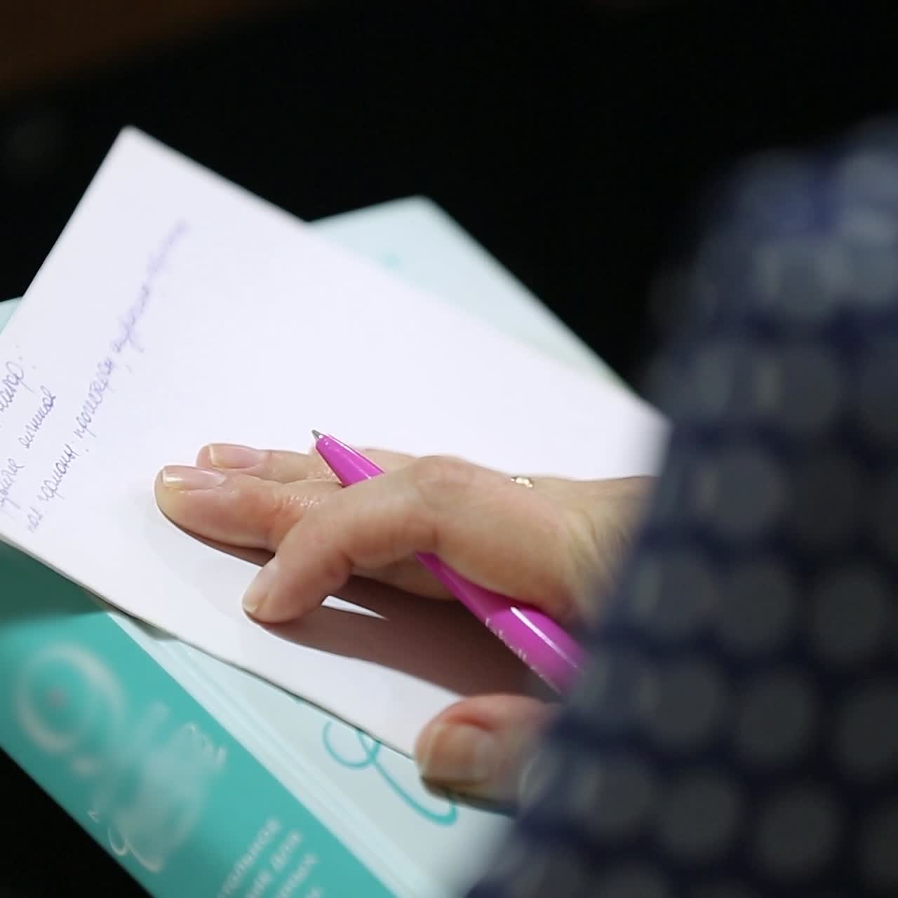 Mano femminile su appunti di carta