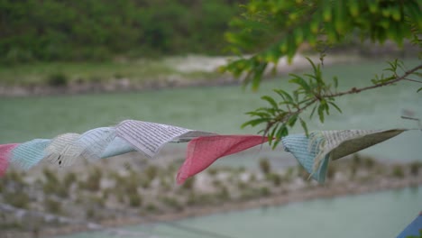 Eine-Nahaufnahme-Von-Gebetsfahnen-Am-Fluss-Pho-Chu-Mo-Chu-In-Punakha,-Bhutan