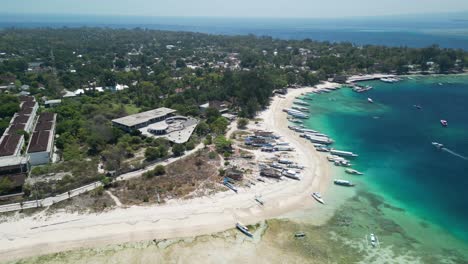 Antena-Sobre-Gili-Air-Beach-West,-Ubicada-En-La-Idílica-Isla-De-Gili-Air-En-Indonesia,-Es-Un-Verdadero-Paraíso-Tropical-Que-Captura-La-Esencia-De-La-Serena-Vida-Isleña.