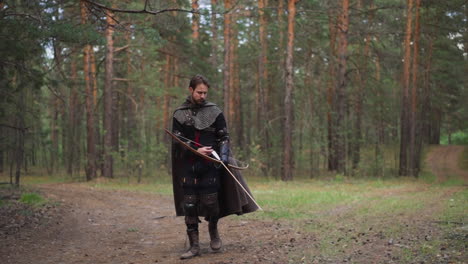 Mann-Im-Kostüm-Eines-Mittelalterlichen-Kriegers-Mit-Bogen-Im-Wald