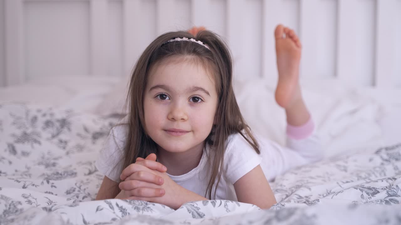 una niña acostada en una cama