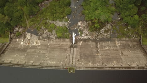 Aerial-view-of-Clatteringshaws-Dam-in-Dumfries-and-Galloway-forest-park,-Scotland