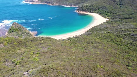 Drone-Paisaje-Aéreo-Matorrales-Vista-De-Océano-Playa-árboles-Maitland-Bay-Bouddi-Parque-Nacional-Costa-Central-Nsw-Viajes-Turismo-Lugar-De-Vacaciones-Australia-4k