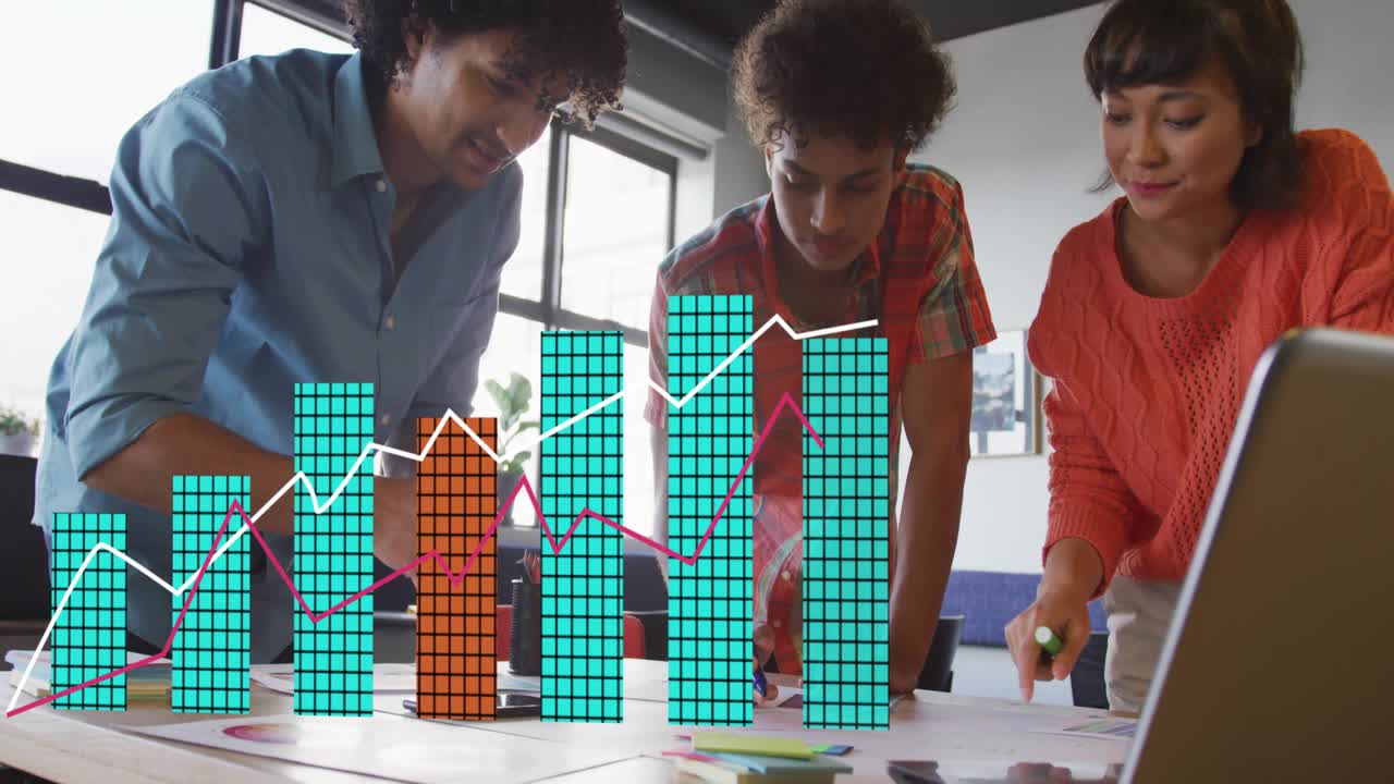 Equipe de três pessoas inclinadas sobre o centro da mesa, elaborando gráficos crescentes para os negócios.