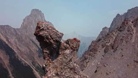 formación rocosa en las montañas en un día soleado