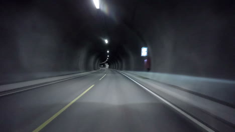 Autofahrten-Durch-Den-Tunnel-Aus-Der-Sicht-Des-Fahrens