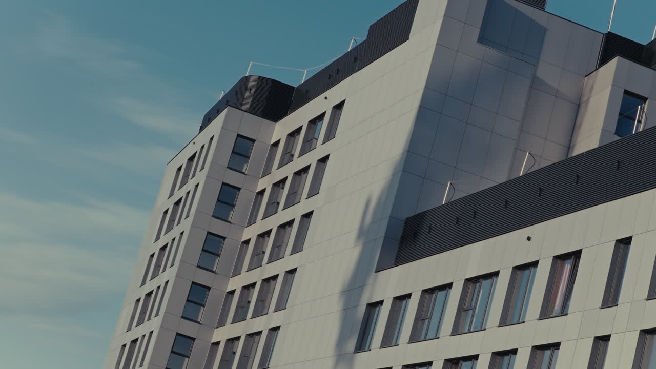 fachada de un edificio de apartamentos moderno