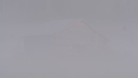 niebla y niebla de la mañana de verano, antiguo granero abandonado en el campo rural desierto del norte de suecia