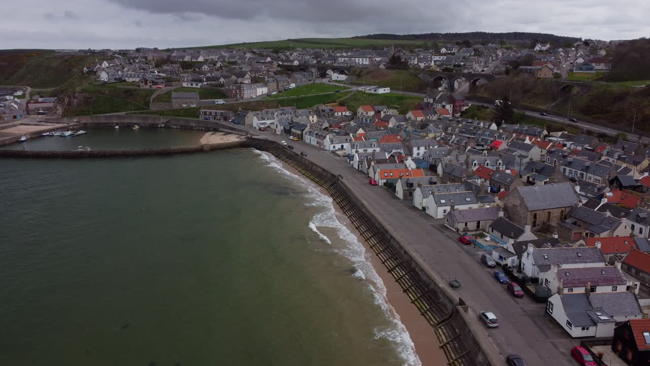 el encanto de la costa escocesa: vistas aéreas de la playa de cullen en un video de stock