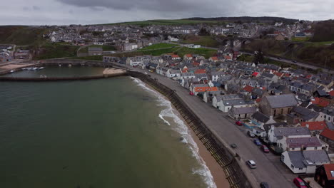 Der-Charme-Der-Schottischen-Küste:-Luftaufnahmen-Von-Cullen-Beach-In-Einem-Stockvideo