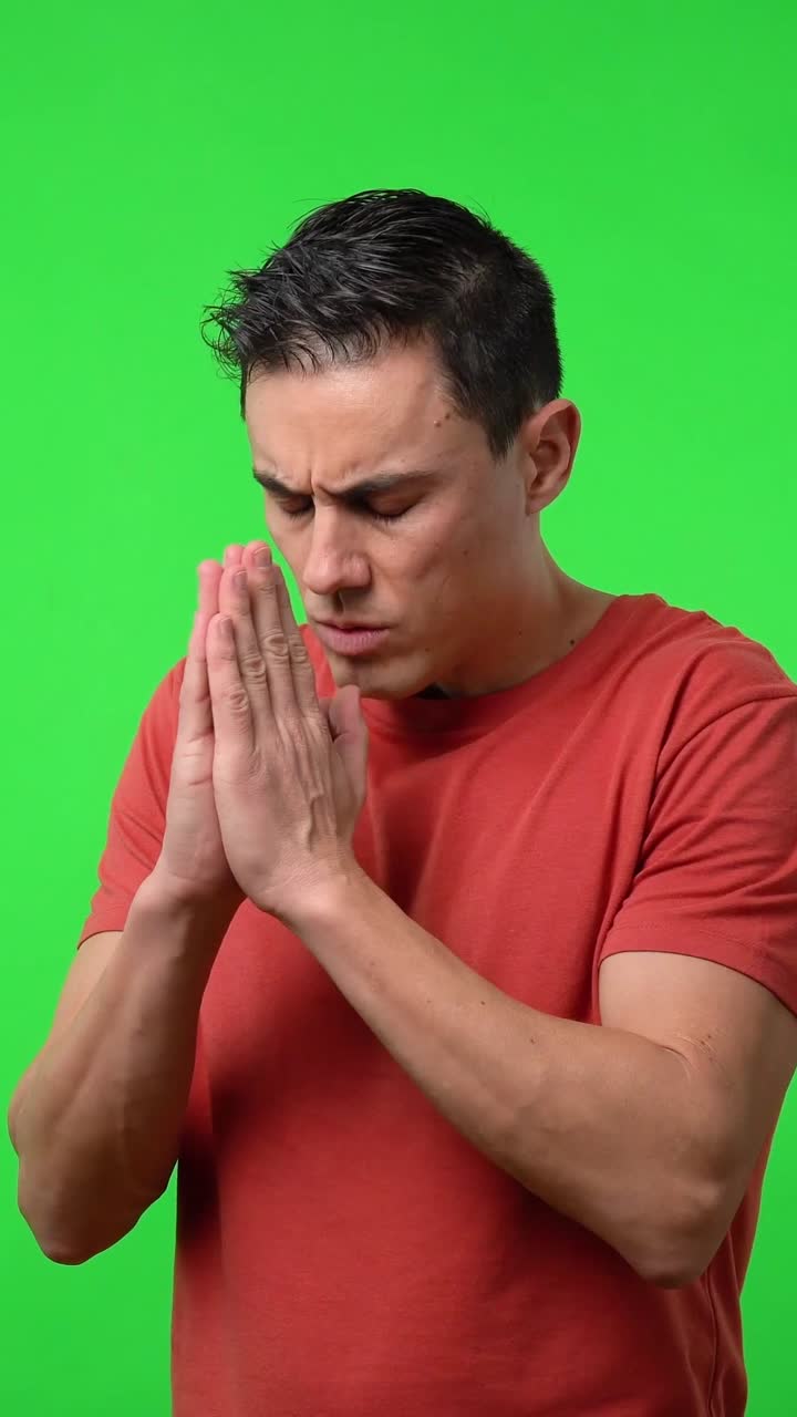 Homem rezando em tela verde