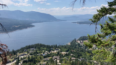 paraíso panorámico: impresionante vista del lago shuswap desde el mirador de las alturas de macarthur