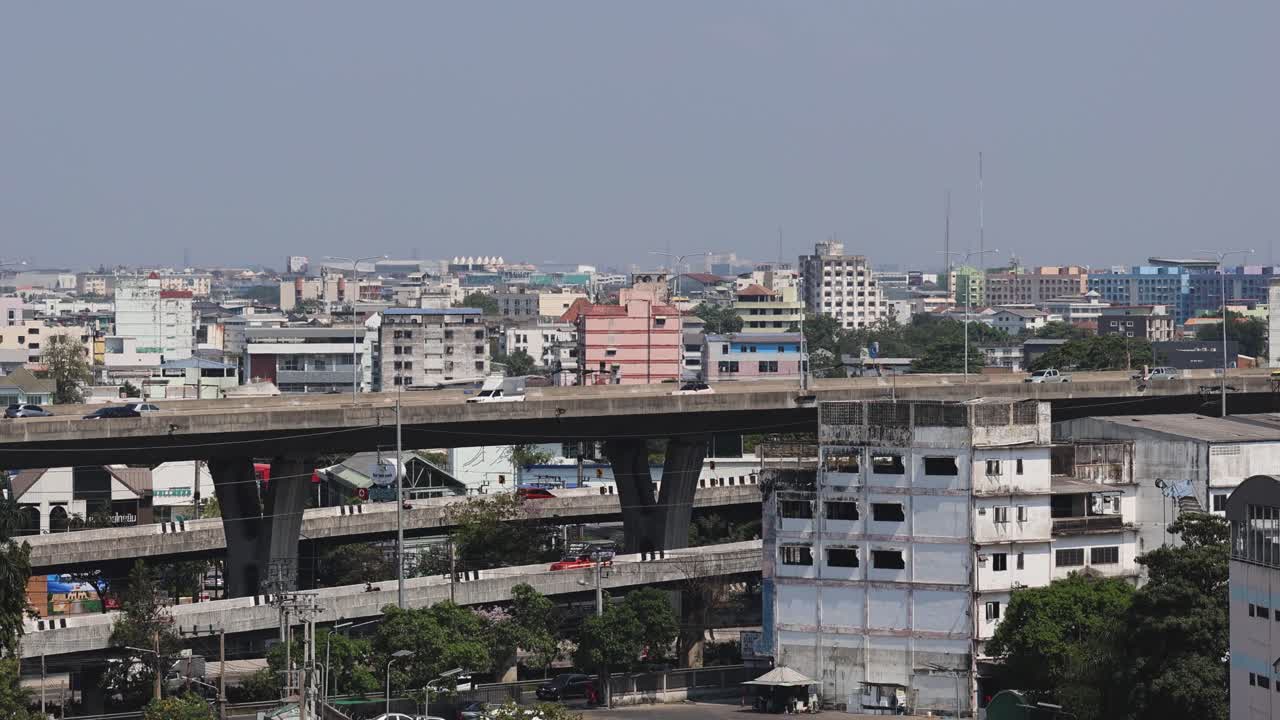 Vista statica di un paesaggio urbano con un grande cavalcavia