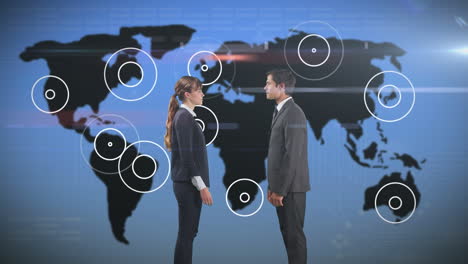 hombre y mujer caucásicos en traje estrechando la mano en un mapa de trabajo de fondo con círculos en él