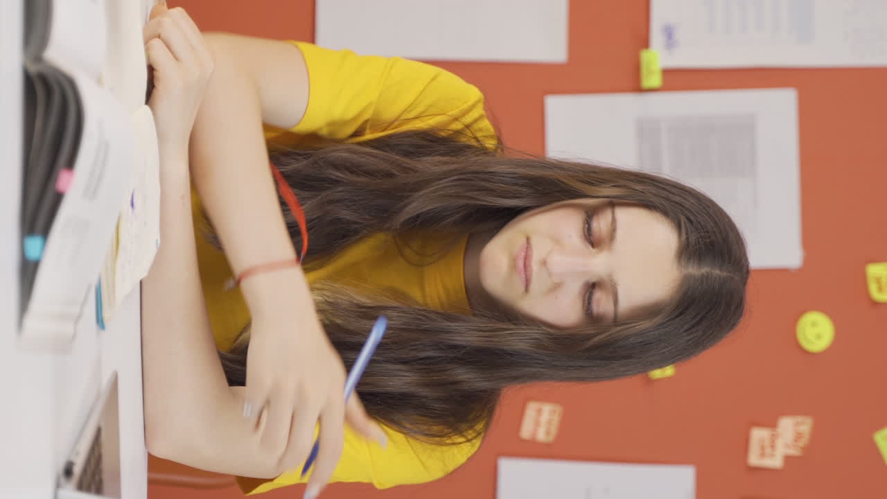 el video vertical de la niña está enojada y agresiva en casa.