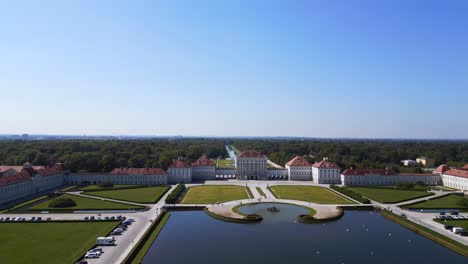 Impresionante-Vista-Aérea-Superior-Vuelo-Castillo-Palacio-De-Nymphenburg-Paisaje-Ciudad-Munich-Alemania-Bávaro,-Verano-Soleado-Cielo-Azul-Día-23