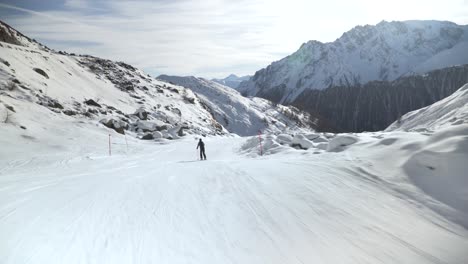 Skifahrer-Dreht-Sich-Langsam-Auf-Einer-Sauberen-Weißen-Piste-In-Den-österreichischen-Alpen