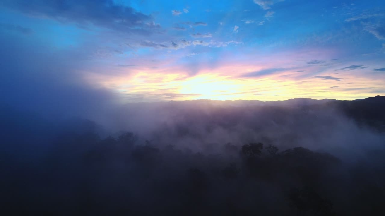 cielo cinematográfico azul brillante colorido al atardecer con horizonte de nubes, dron 4k