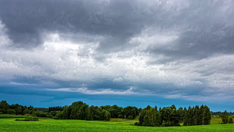 Cielo-Nublado-Sobre-Campo-Rural-Con-Frondosos-árboles