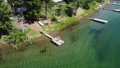 2-Mädchen-Und-1-Mann-Springen-In-Alice-Lake,-British-Columbia,-Kanada-–-Und-Kreisen-Herum