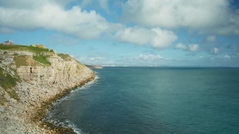 Panorámica-Del-Paisaje-De-4k-De-Los-Acantilados-De-La-Isla-De-Portland,-Dorset,-En-La-Costa-Inglesa,-En-Un-Día-Soleado