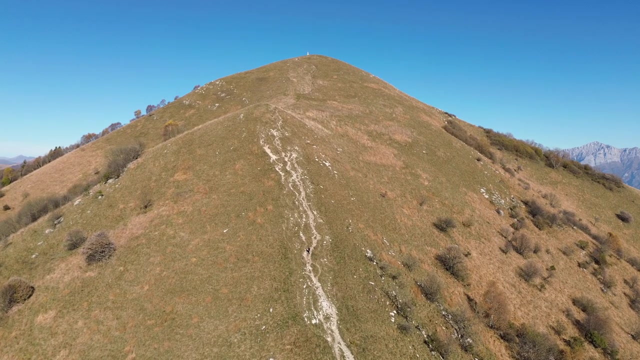 Le esperienze vissute da un giovane alpinista e nomade virtuale, che porta con sé un drone e una macchina fotografica, hanno le loro ricompense: i panorami ripagano la fatica dell'escursione.