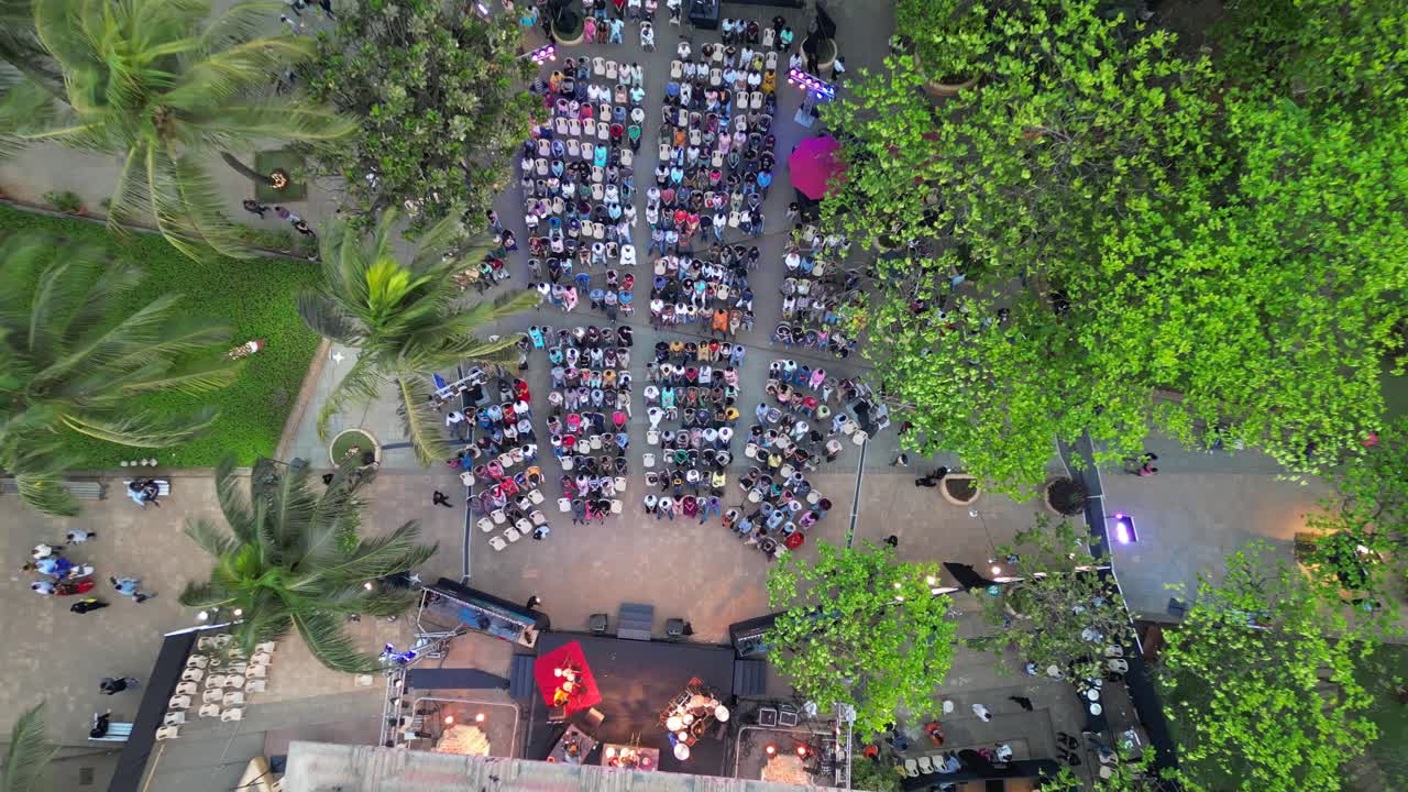 la gente está sentada y viendo el programa en dadar chow patty beach vista de pájaro