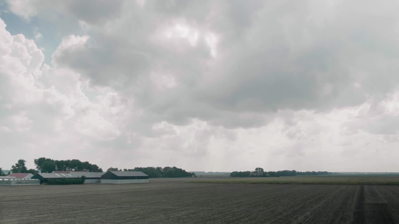 un recorrido por toma de un paisaje agrícola con una granja
