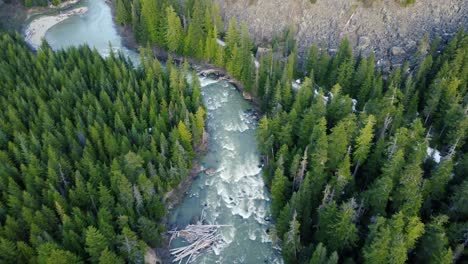 Impresionante-Disparo-De-Dron-Sobrevolando-El-Río-Turquesa-Que-Desciende-Hacia-El-Bosque