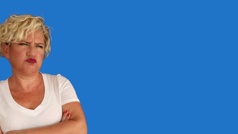 mujer pensando en el fondo azul de chroma key 1