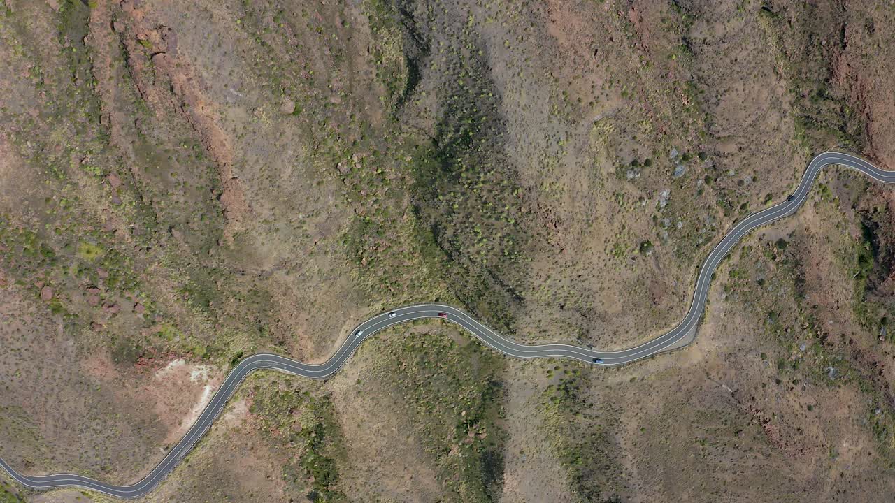 toma superior de drones de autos conduciendo en una carretera en las montañas