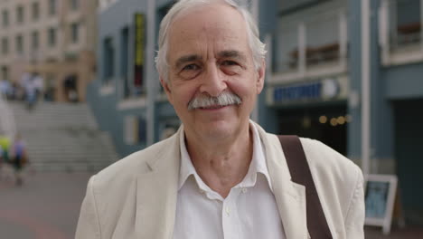 Retrato-De-Un-Elegante-Anciano-Turista-Sonriendo-Alegre-Disfrutando-De-Un-Viaje-Turístico-Urbano-Con-Traje-Blanco