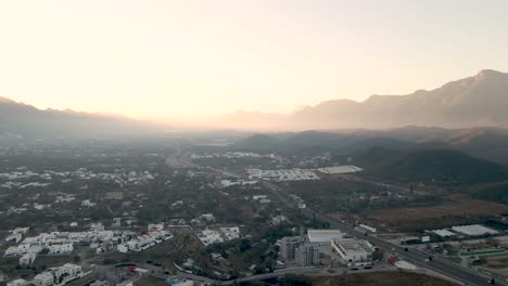 Große-Drohnenaufnahme-Der-Innenstadt-Von-Monterrey,-Mexiko