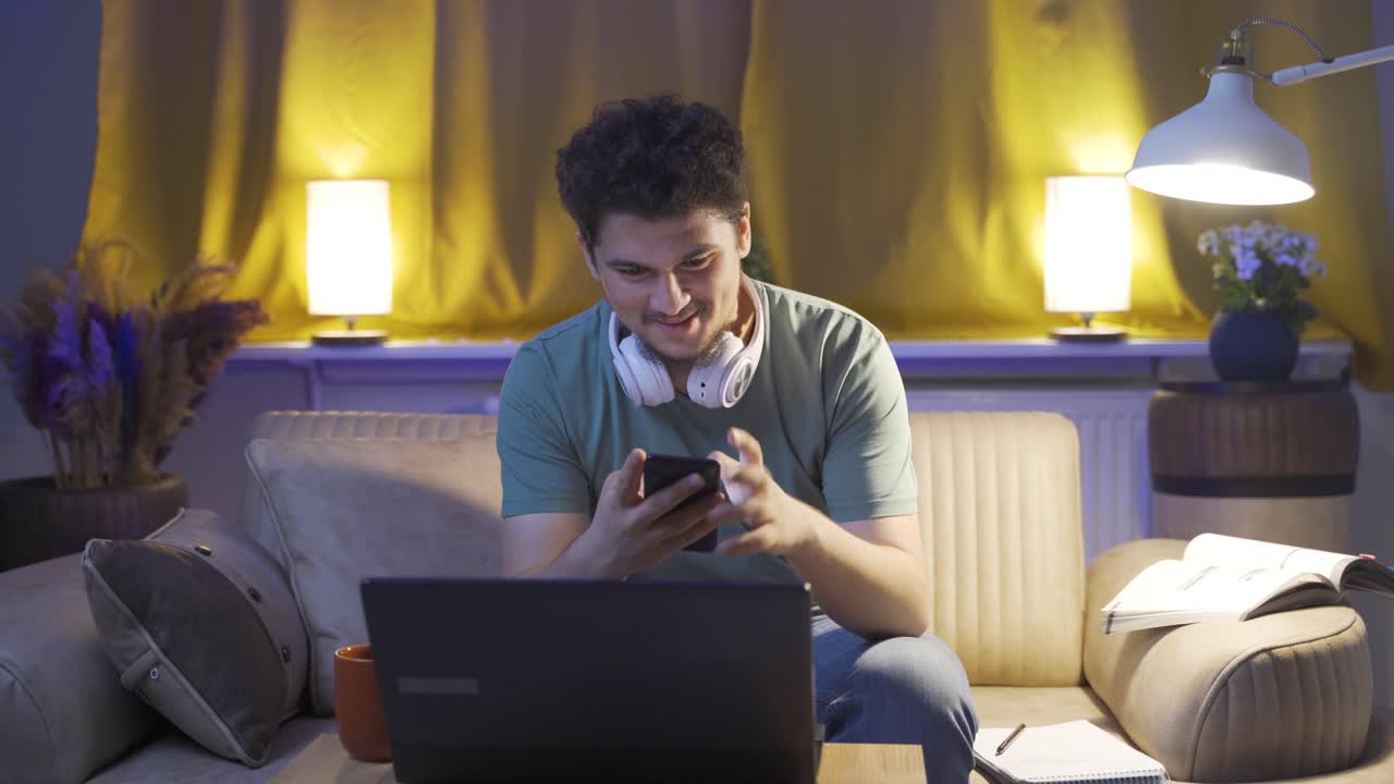 hombre enviando mensajes de texto por teléfono con expresión feliz.
