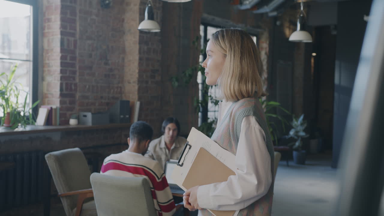 colaboración empresarial en una oficina moderna